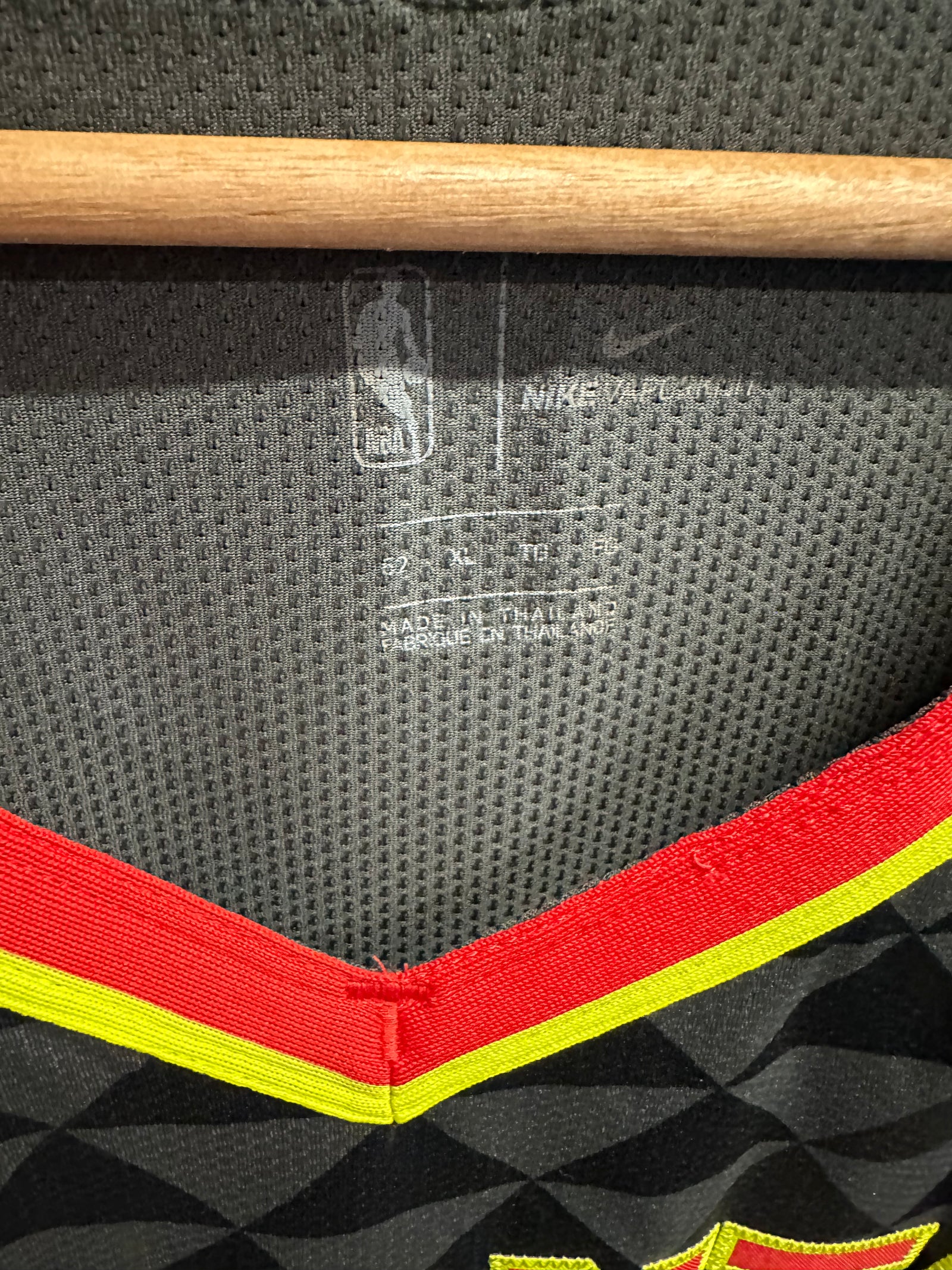 Nike Atlanta Hawks noir et gris à motifs géométriques - étiquette de taille