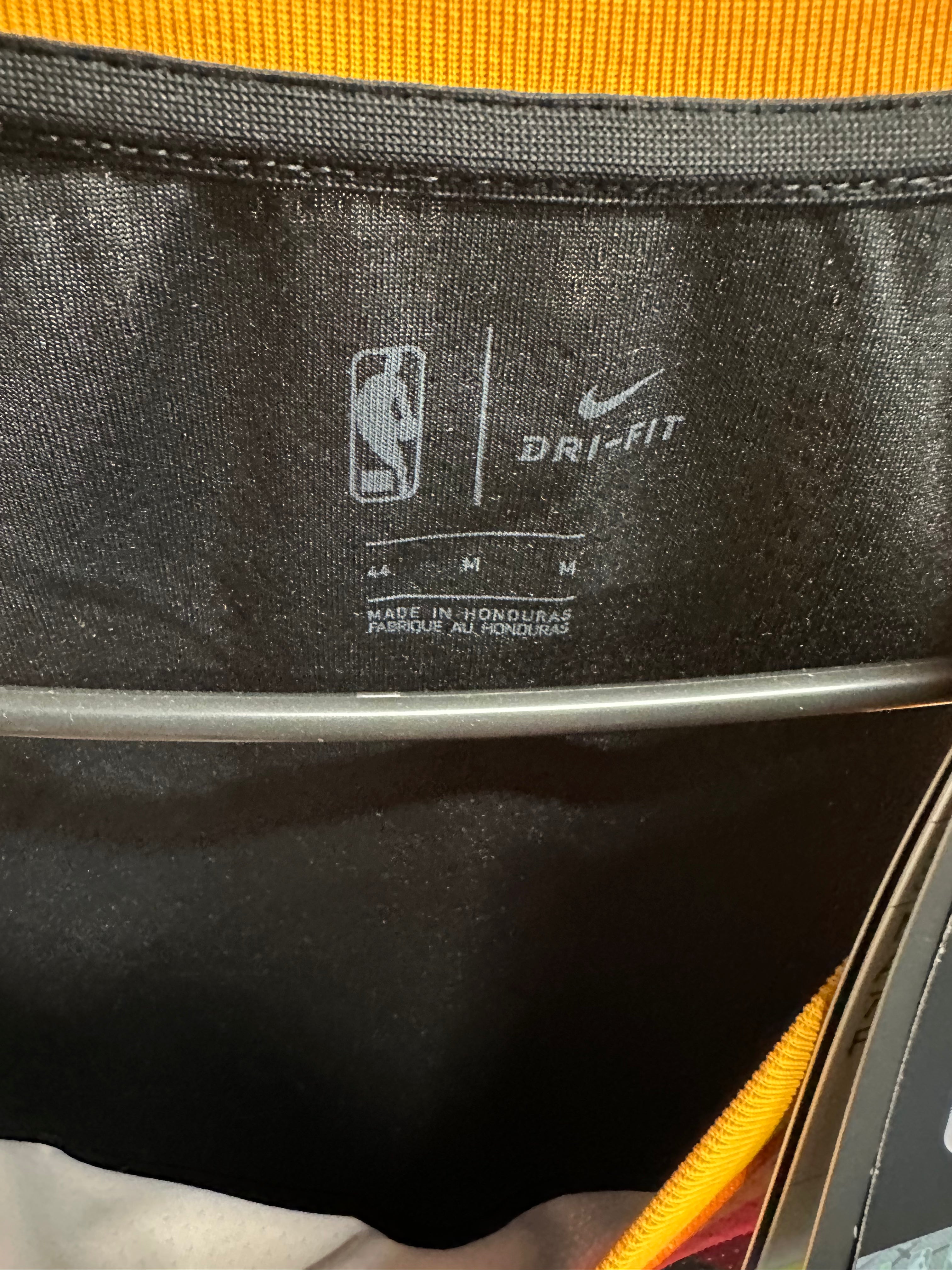Nike Utah Jazz noir à dégradé rouge et orange - étiquette de taille