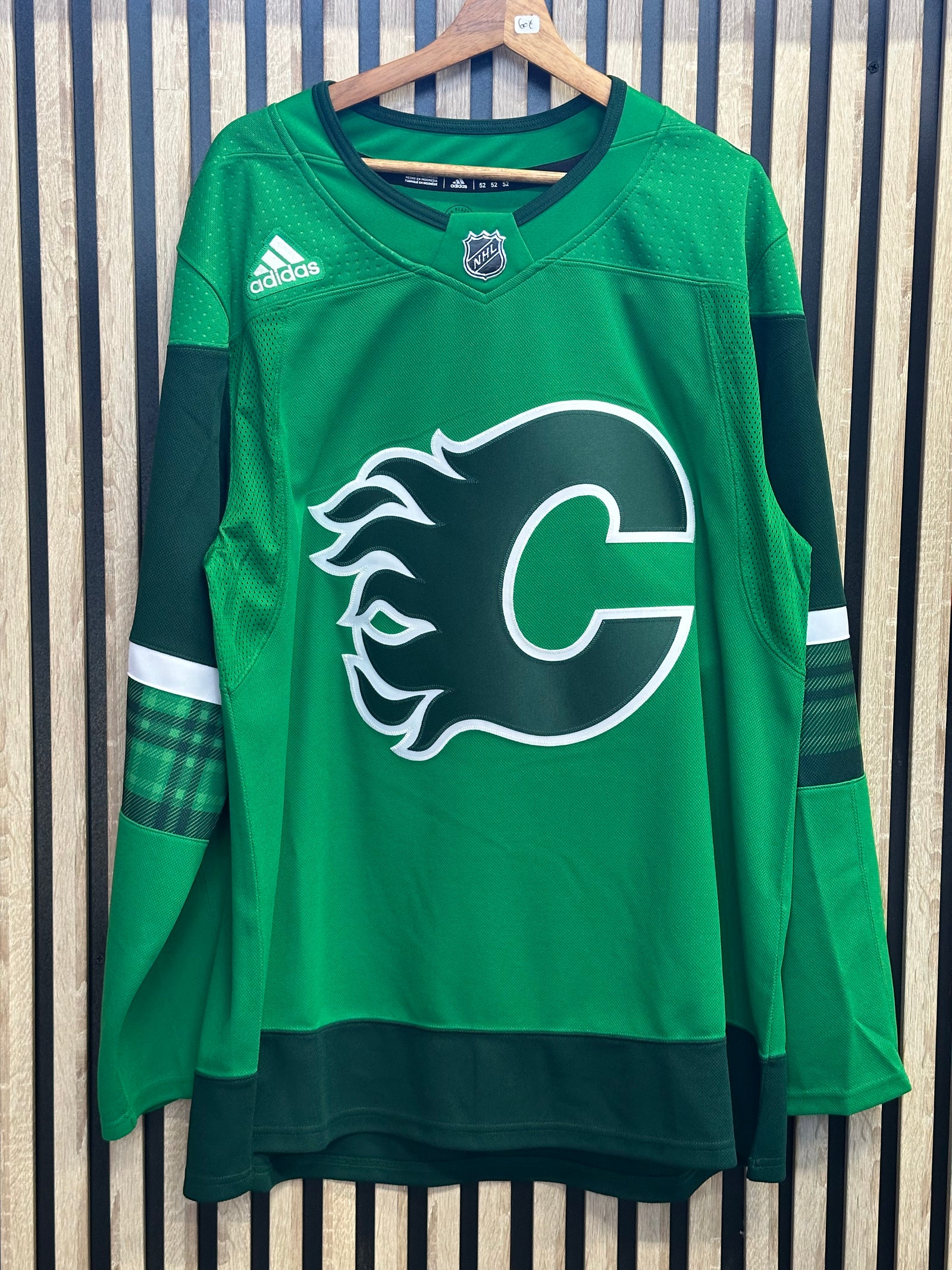 Adidas Calgary Flames vert à détails tartan - vue avant