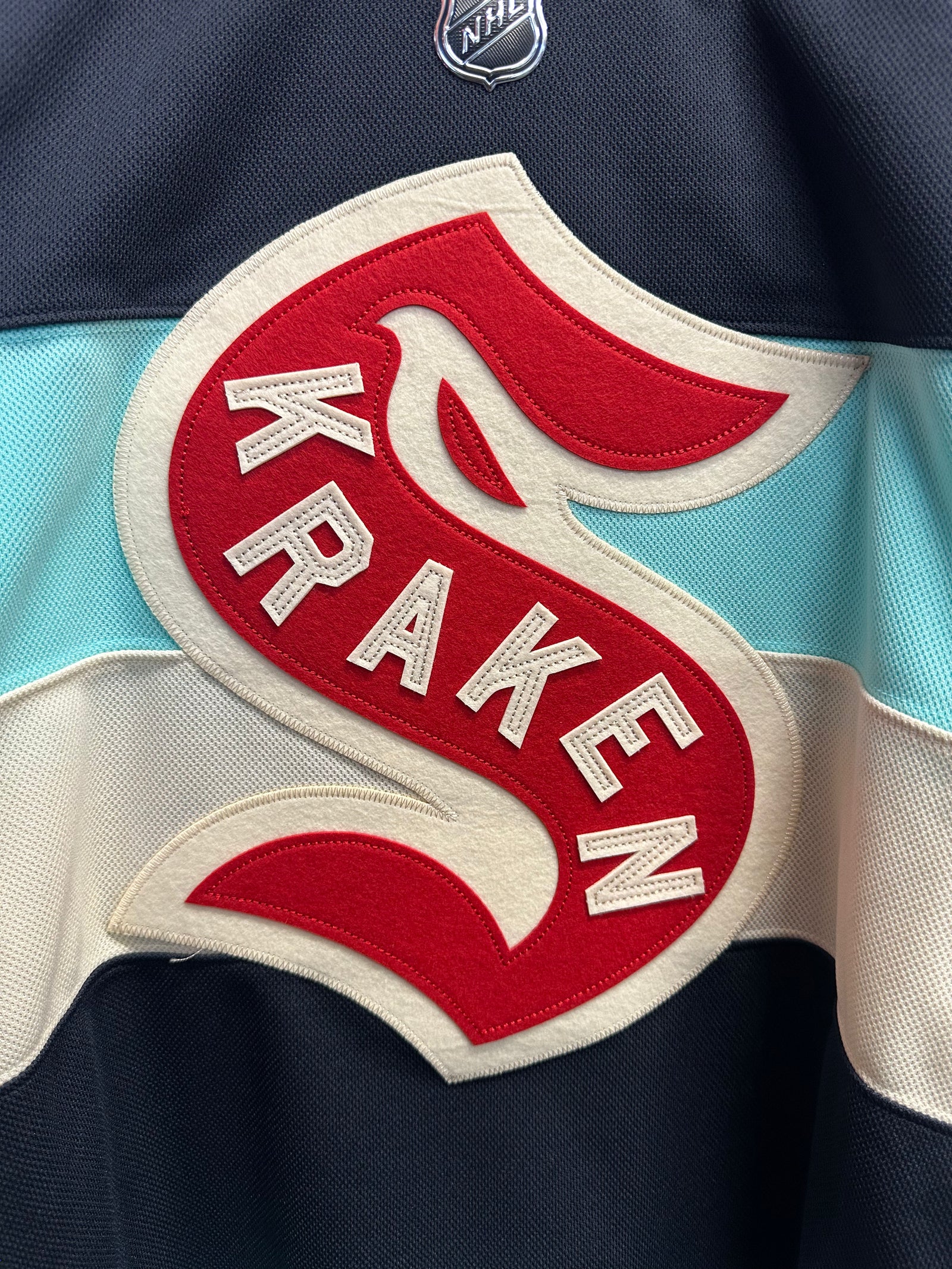 Adidas Seattle Kraken bleu marine et bleu clair - détail