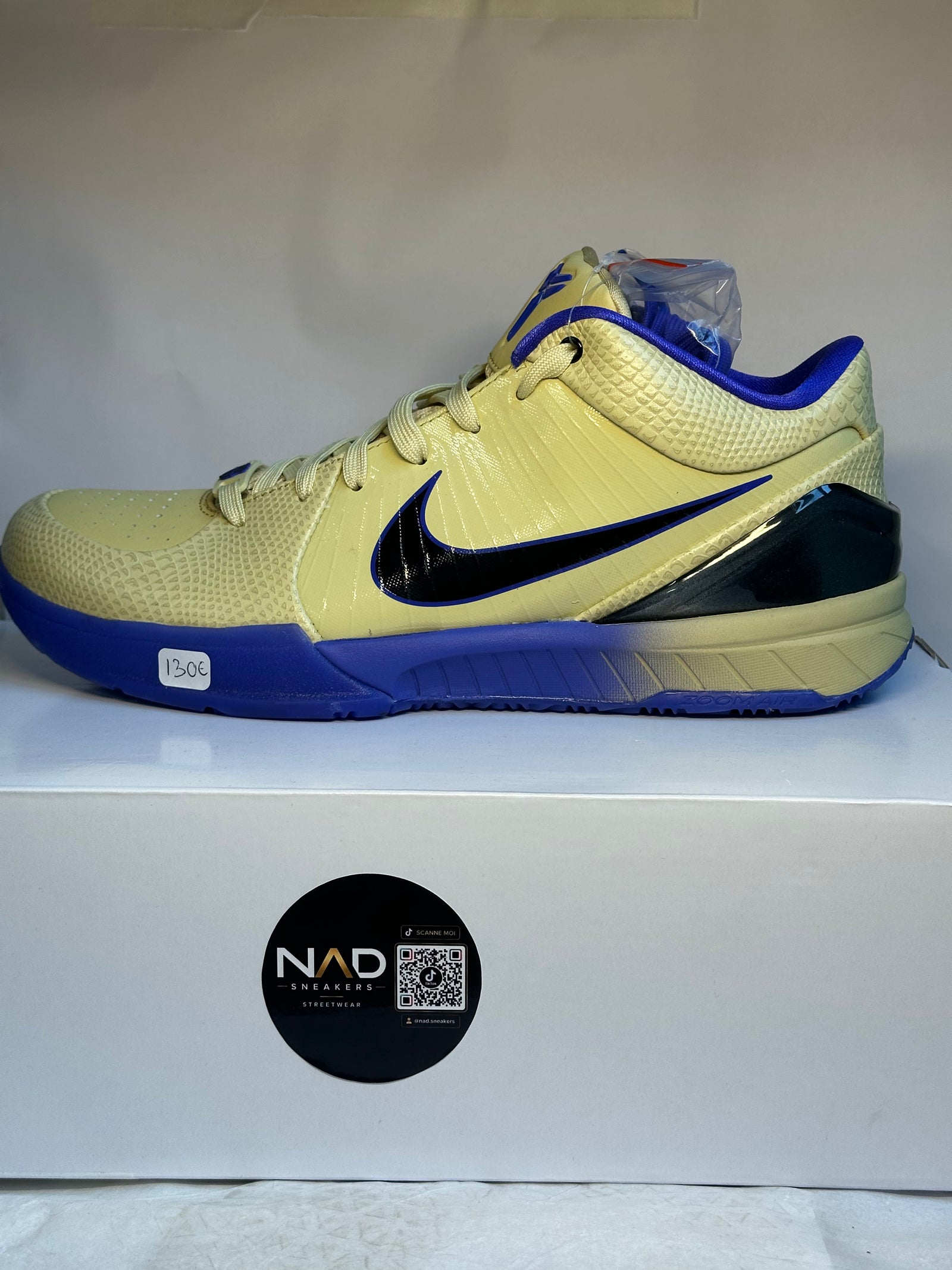 Nike Kobe 4 Protro jaune et bleue - autre côté