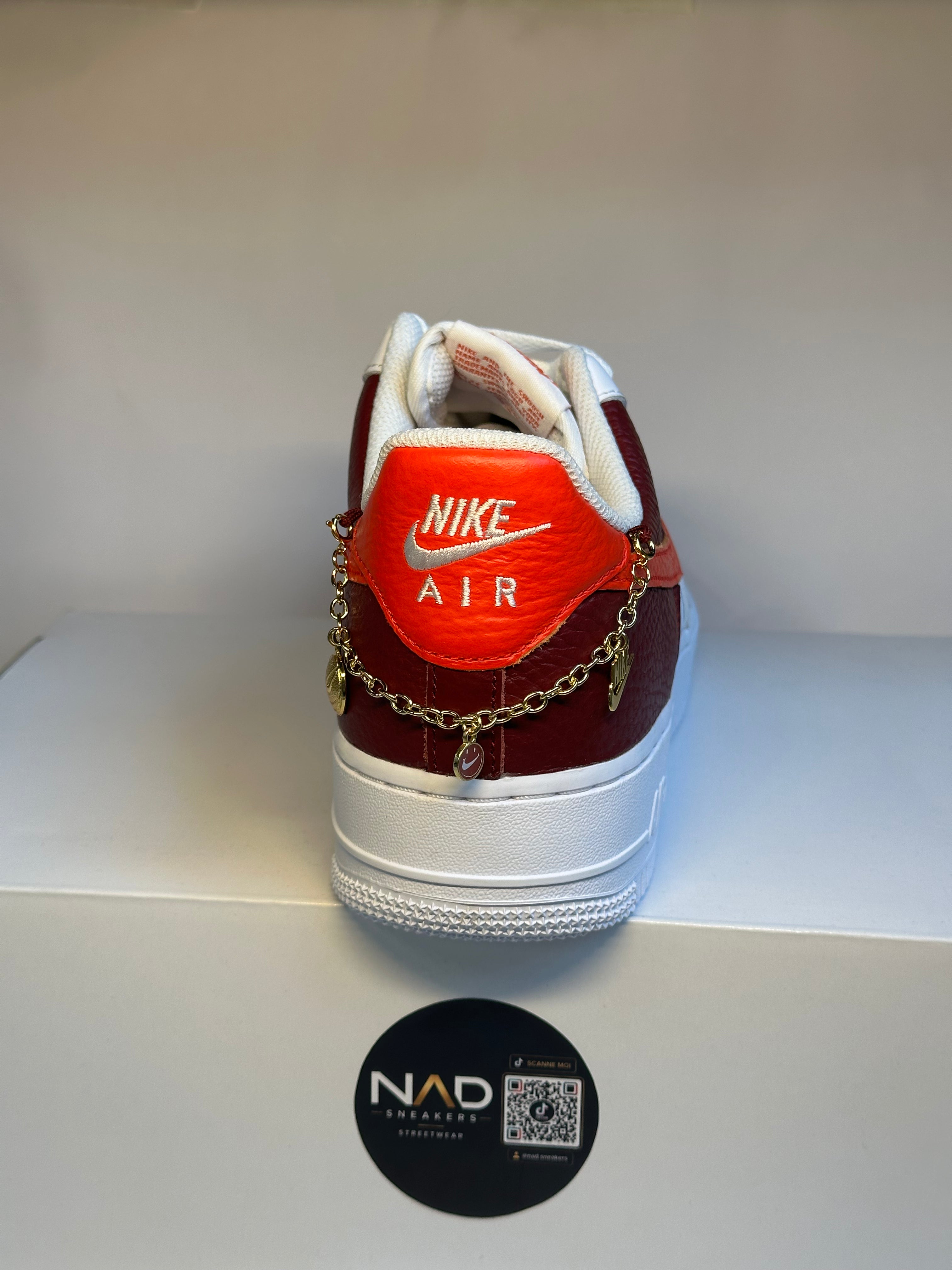 Nike Air Force 1 Low blanche, rouge et bordeaux - dos