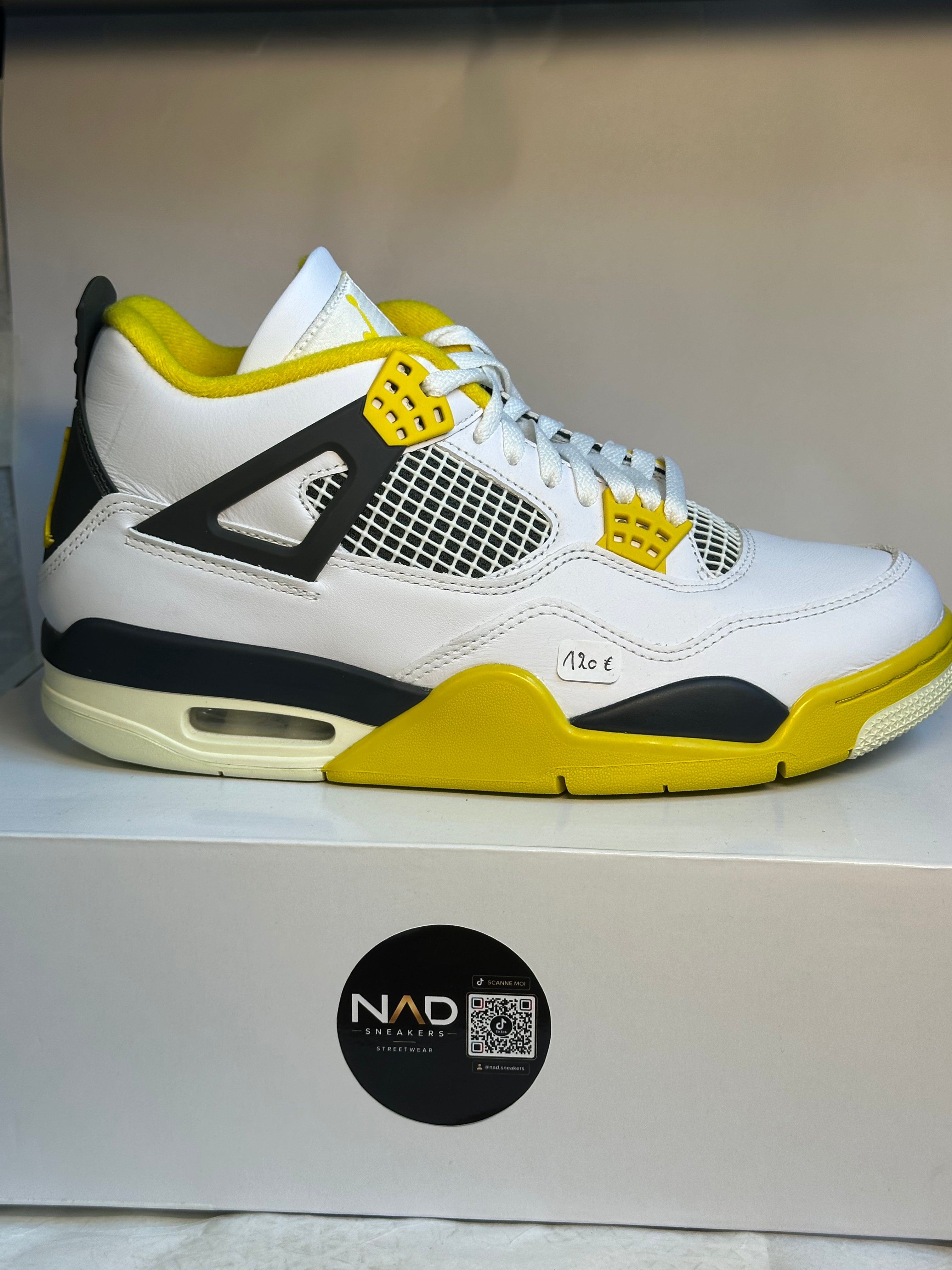 Air Jordan 4 blanche et jaune - profil pointant vers la droite