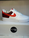 Nike Air Force 1 Low blanche, rouge et bordeaux - profil vers la droite
