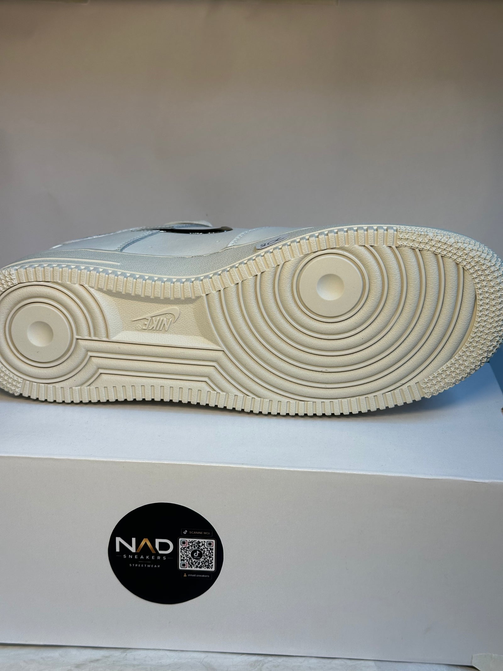 Nike Air Force 1 Low blanche à Swoosh chromé - semelle