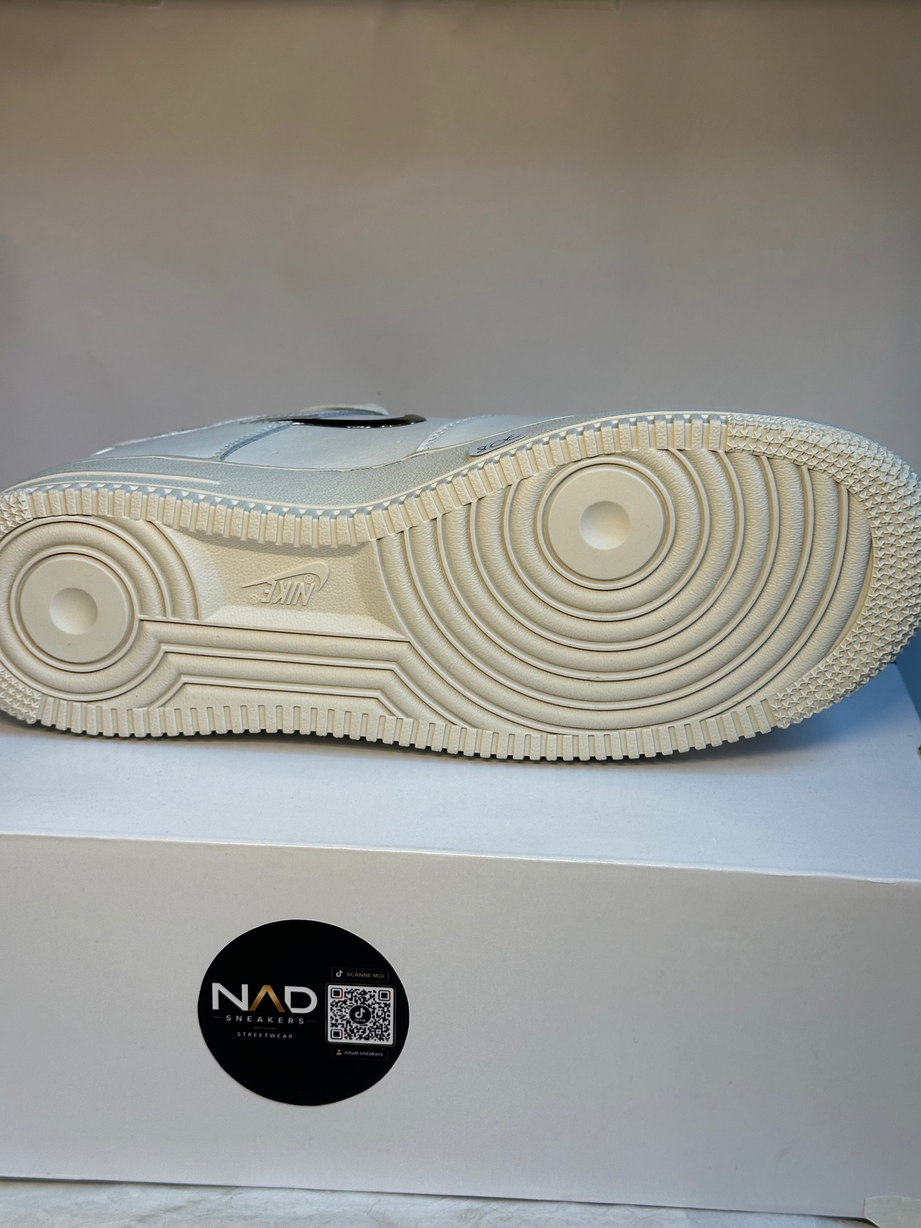 Nike Air Force 1 Low blanche à Swoosh chromé - semelle
