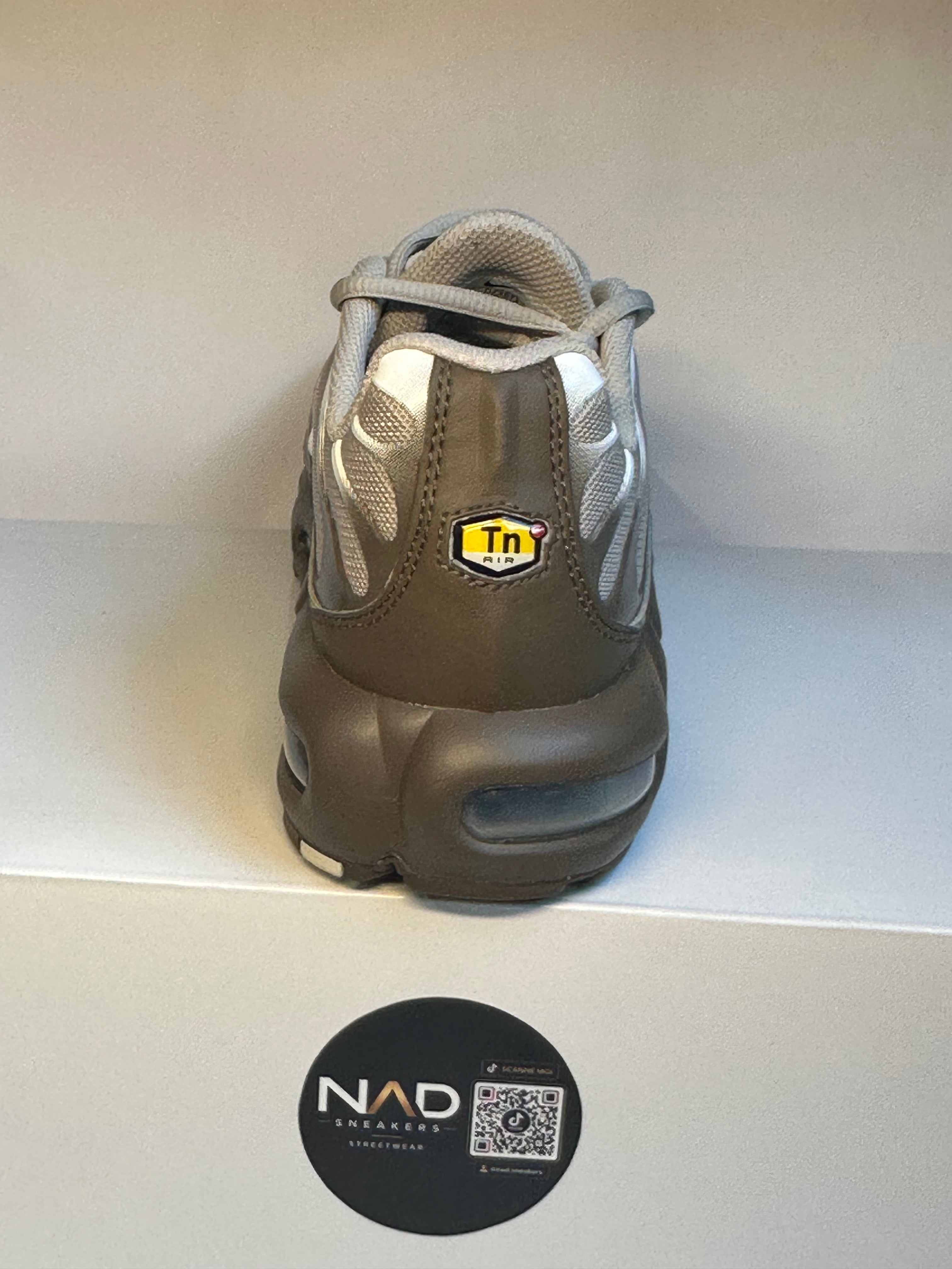 Nike Air Max Plus TN marron et grise - dos