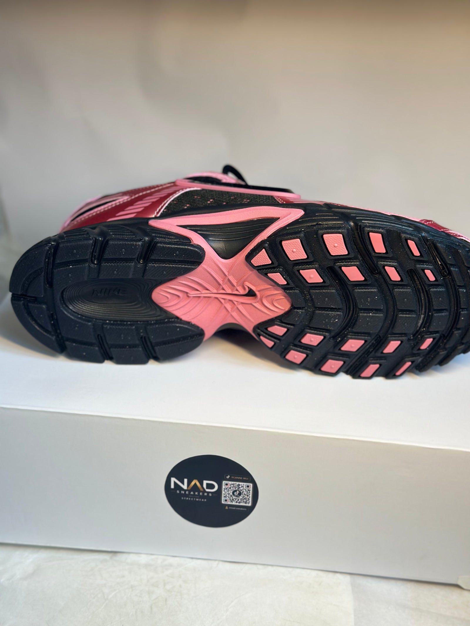 Nike RNR rose et noire - vue 2