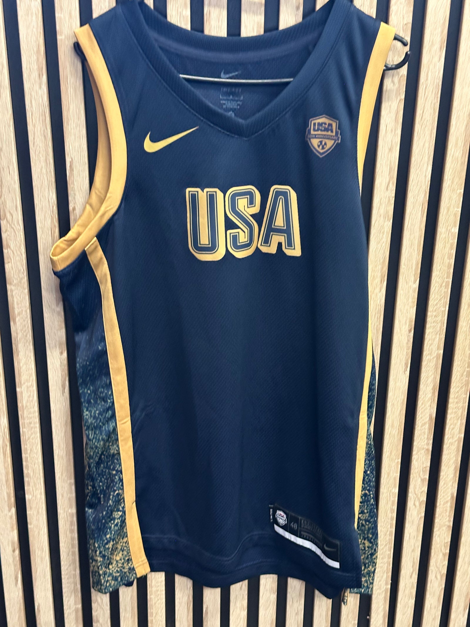Nike USA Basketball noir et doré - vue avant