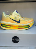 Nike Vomero Premium jaune et orange - profil vers la droite