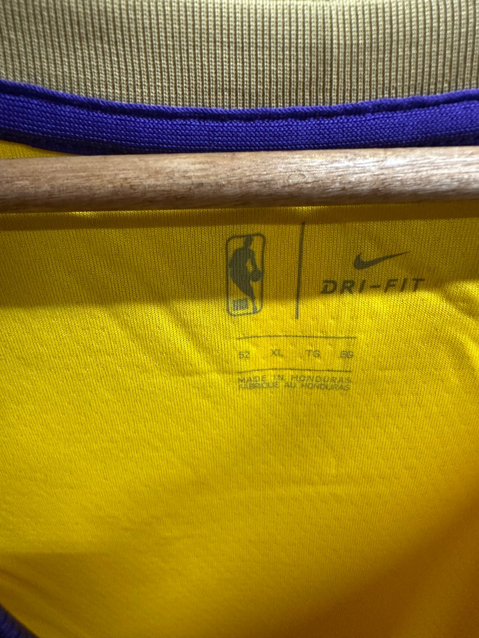 Nike Los Angeles Lakers jaune et violet - étiquette de taille