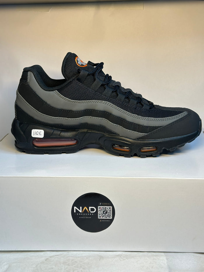 Nike Air Max 95 noire, grise et orange - profil vers la droite