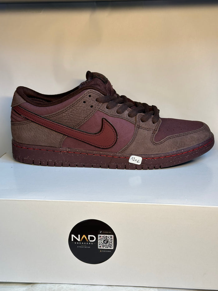 Nike SB Dunk Low Love Burgundy Crush - profil pointant vers la droite