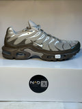 Nike Air Max Plus TN marron et grise - profil vers la droite