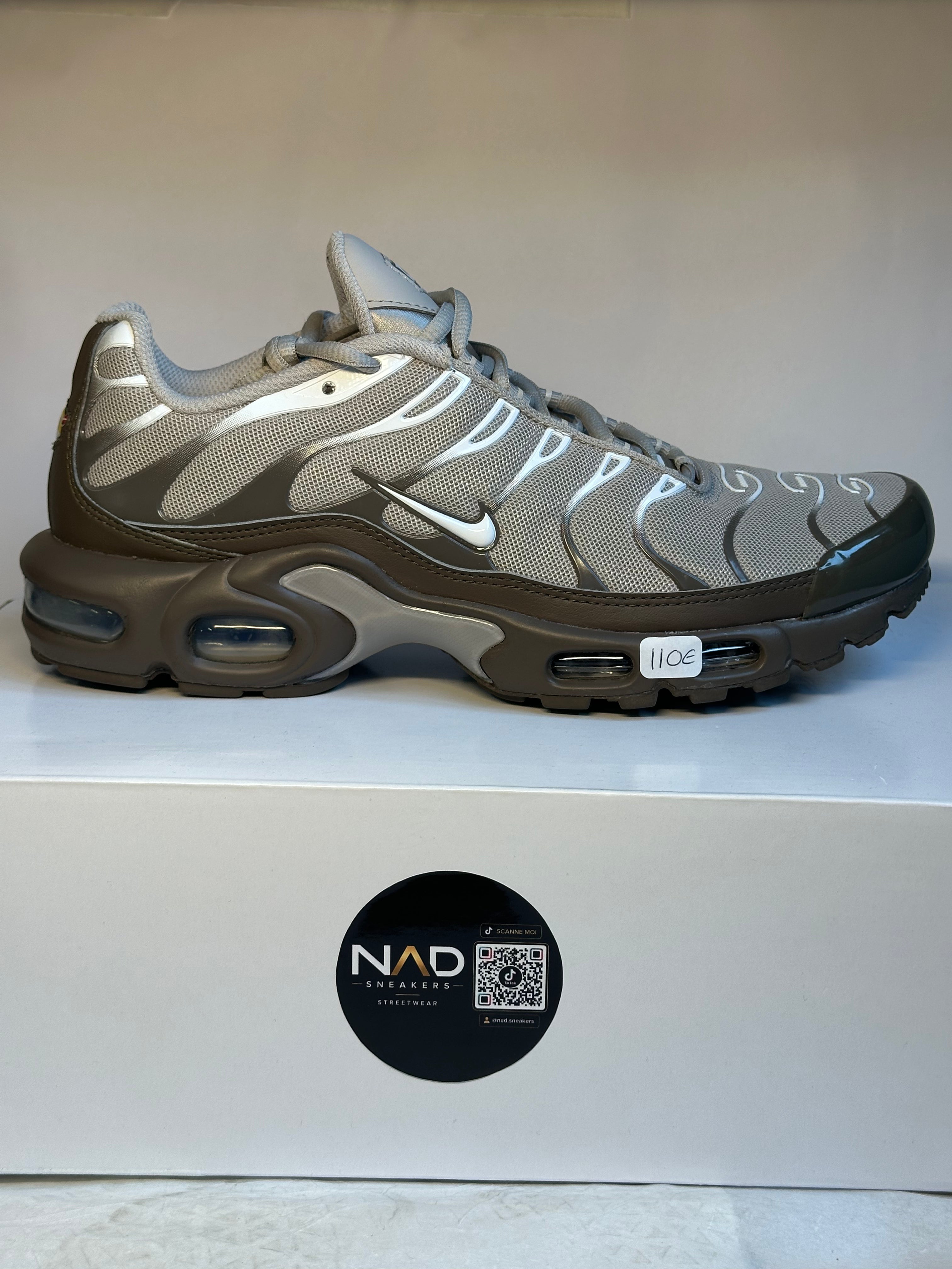 Nike Air Max Plus TN marron et grise - profil vers la droite