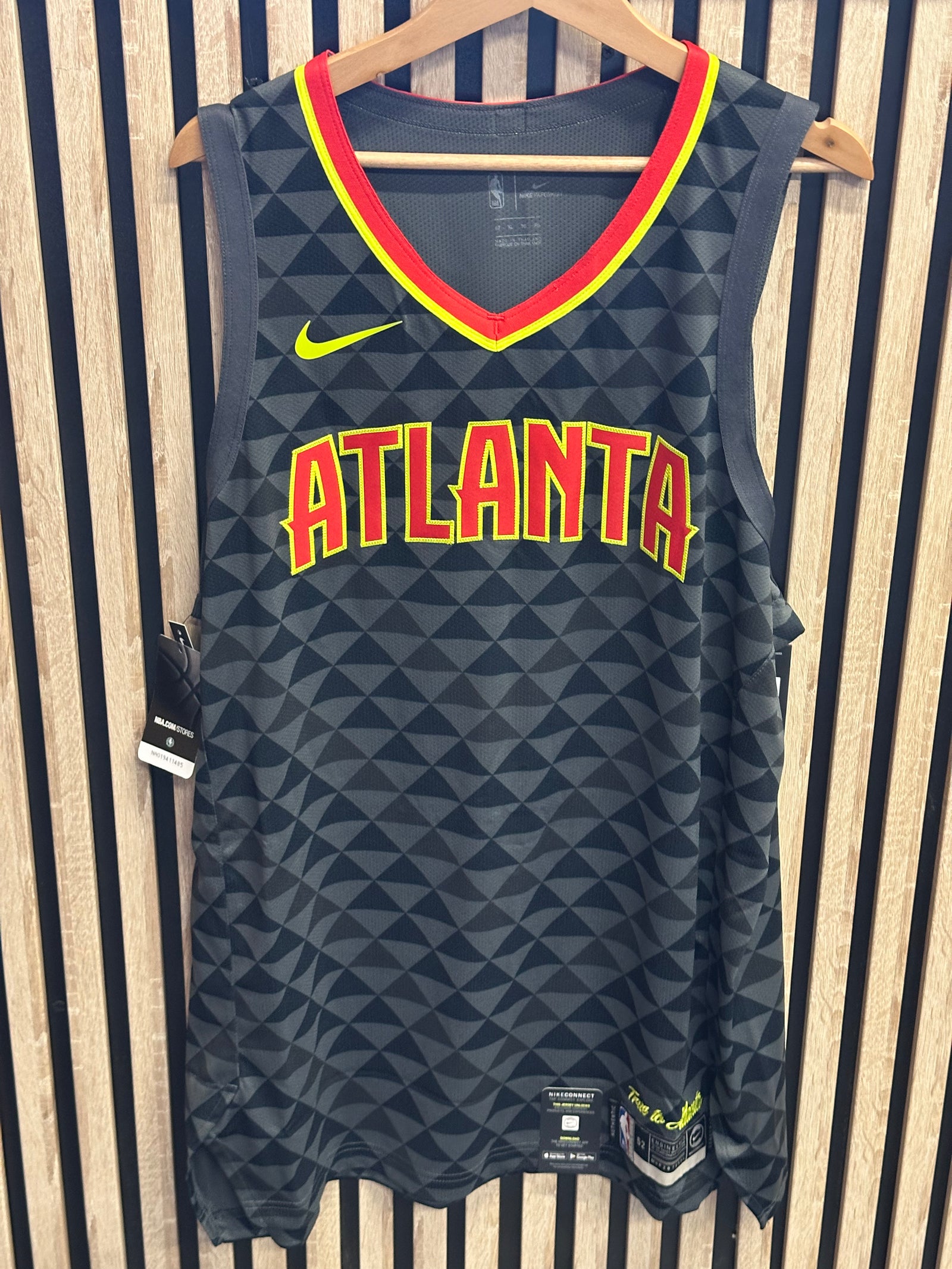 Nike Atlanta Hawks noir et gris à motifs géométriques - vue avant