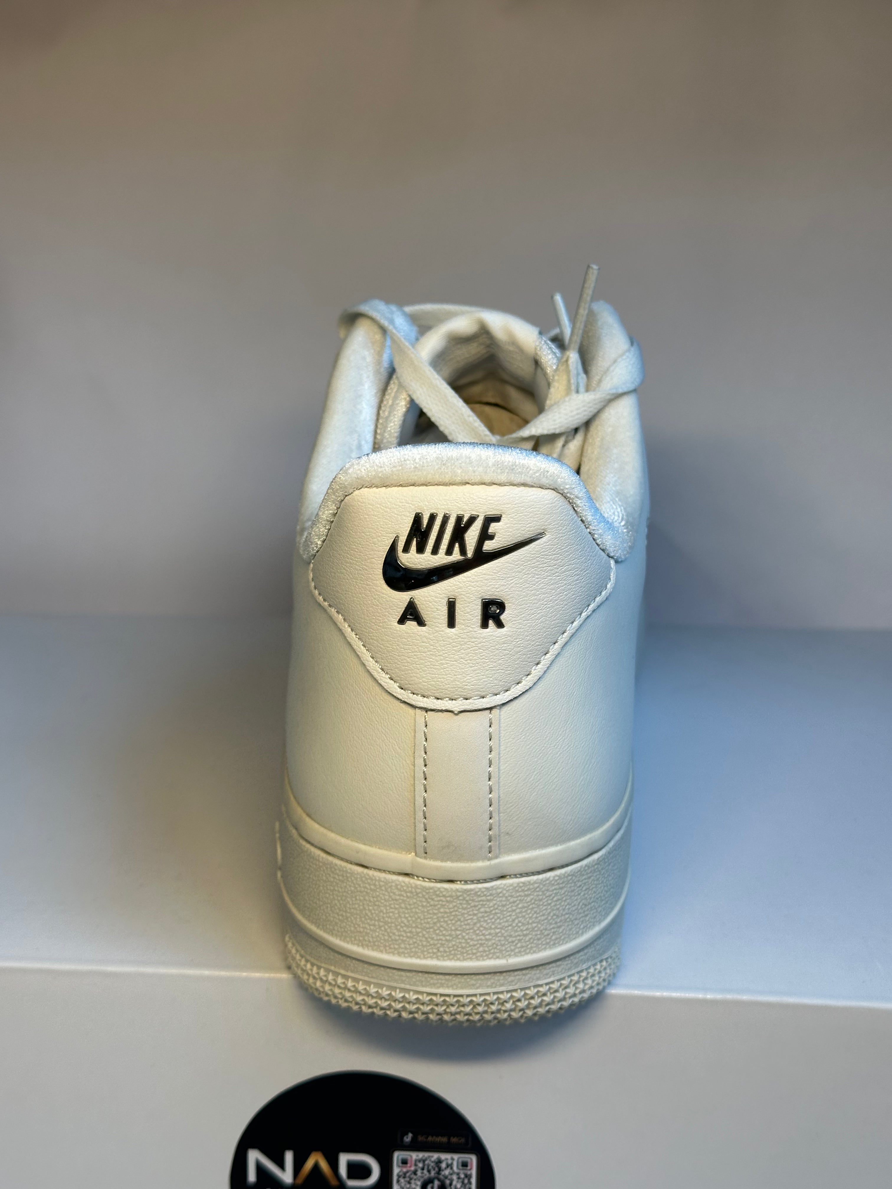 Nike Air Force 1 Low blanche à Swoosh chromé - dos