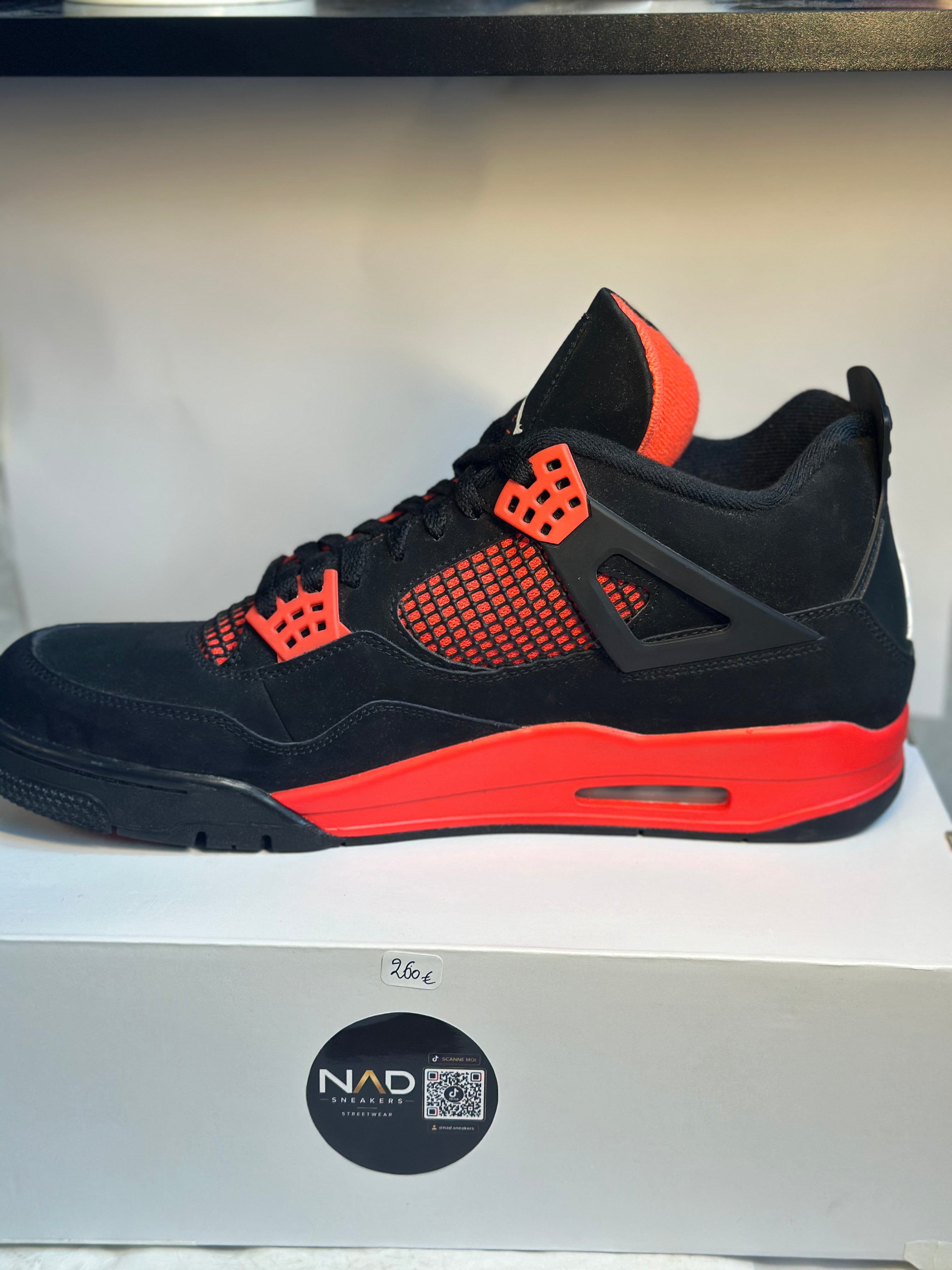 Air Jordan 4 noire et rouge - vue 3