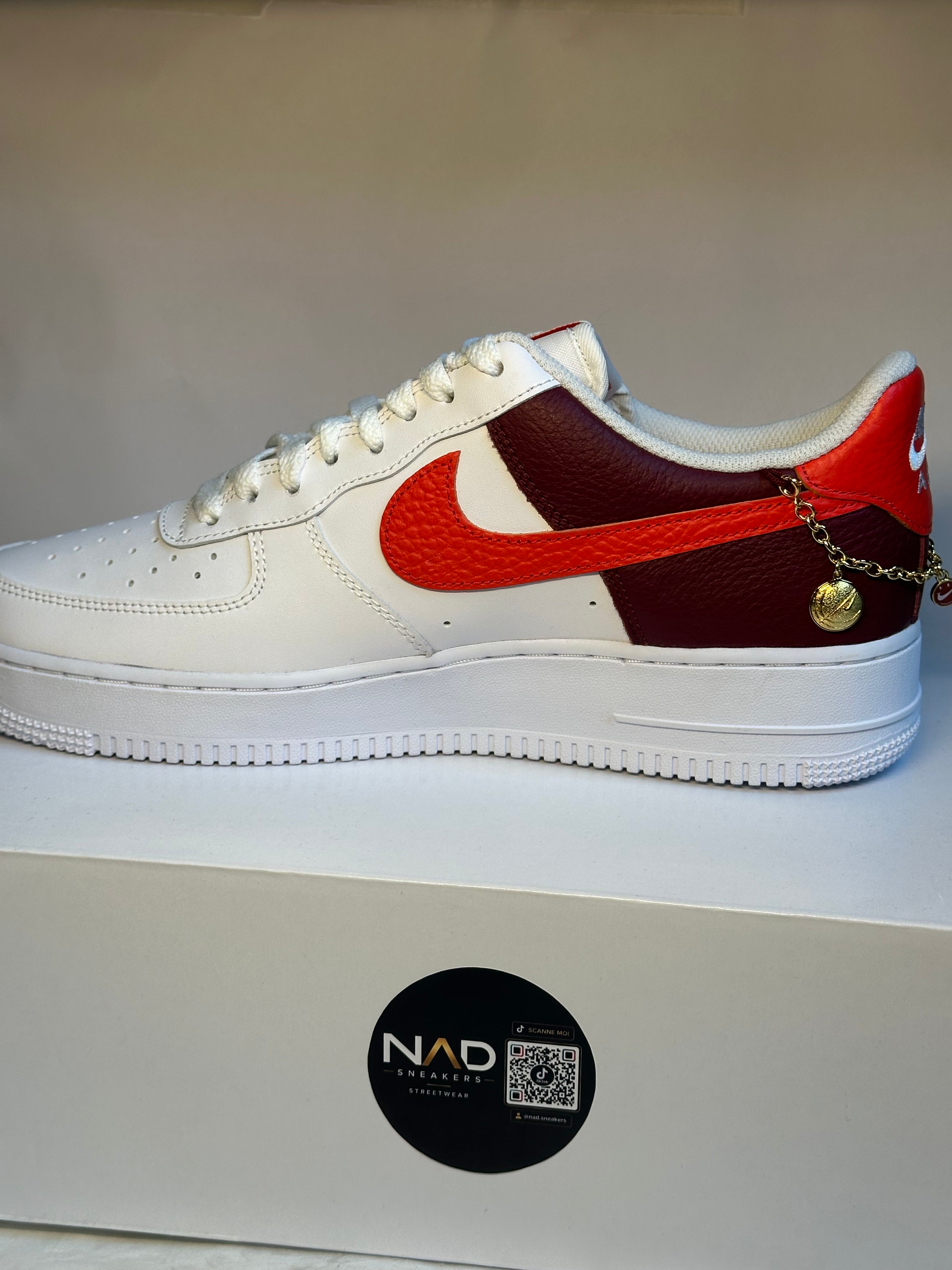 Nike Air Force 1 Low blanche, rouge et bordeaux - autre côté