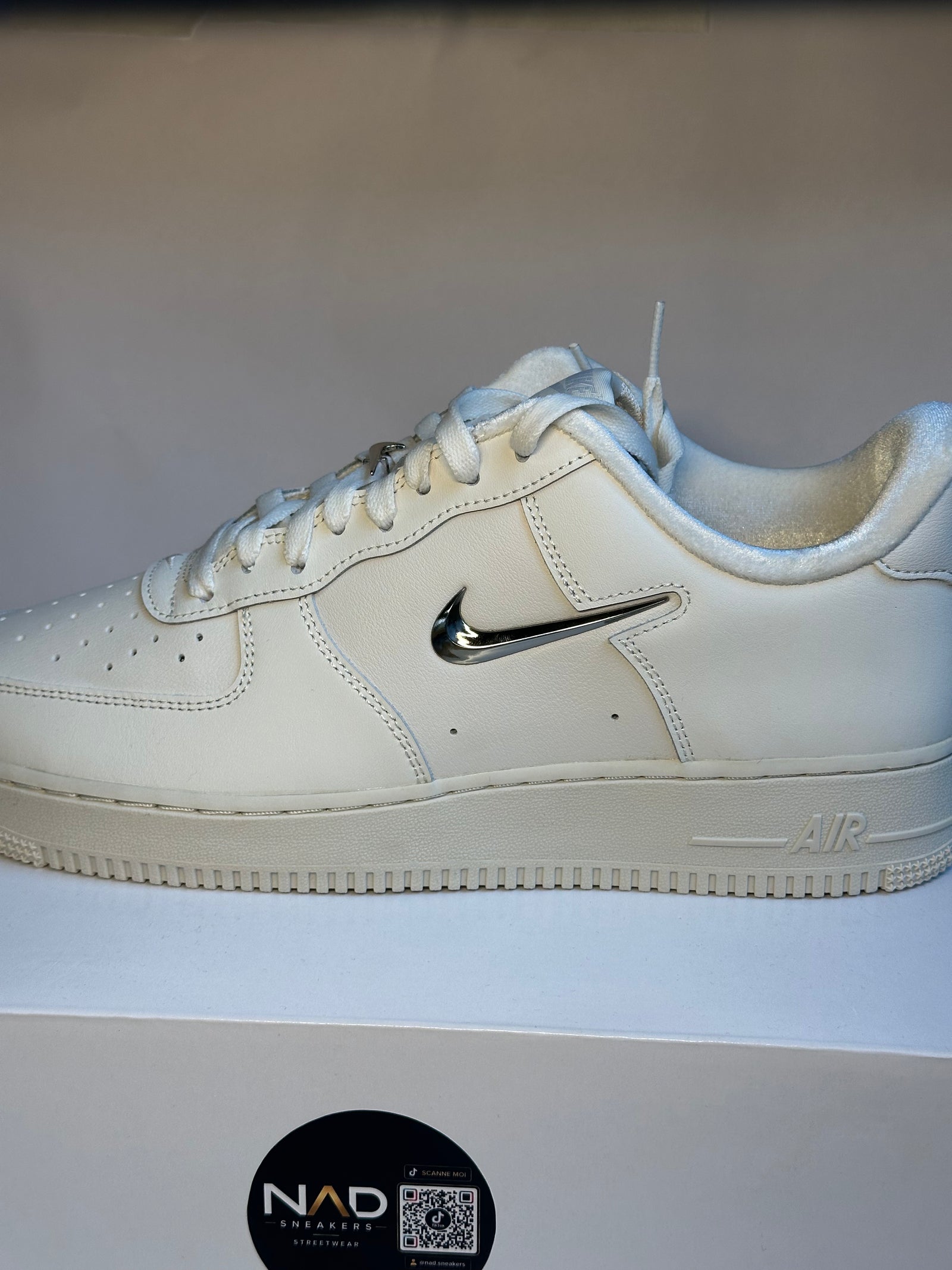 Nike Air Force 1 Low blanche à Swoosh chromé - autre côté