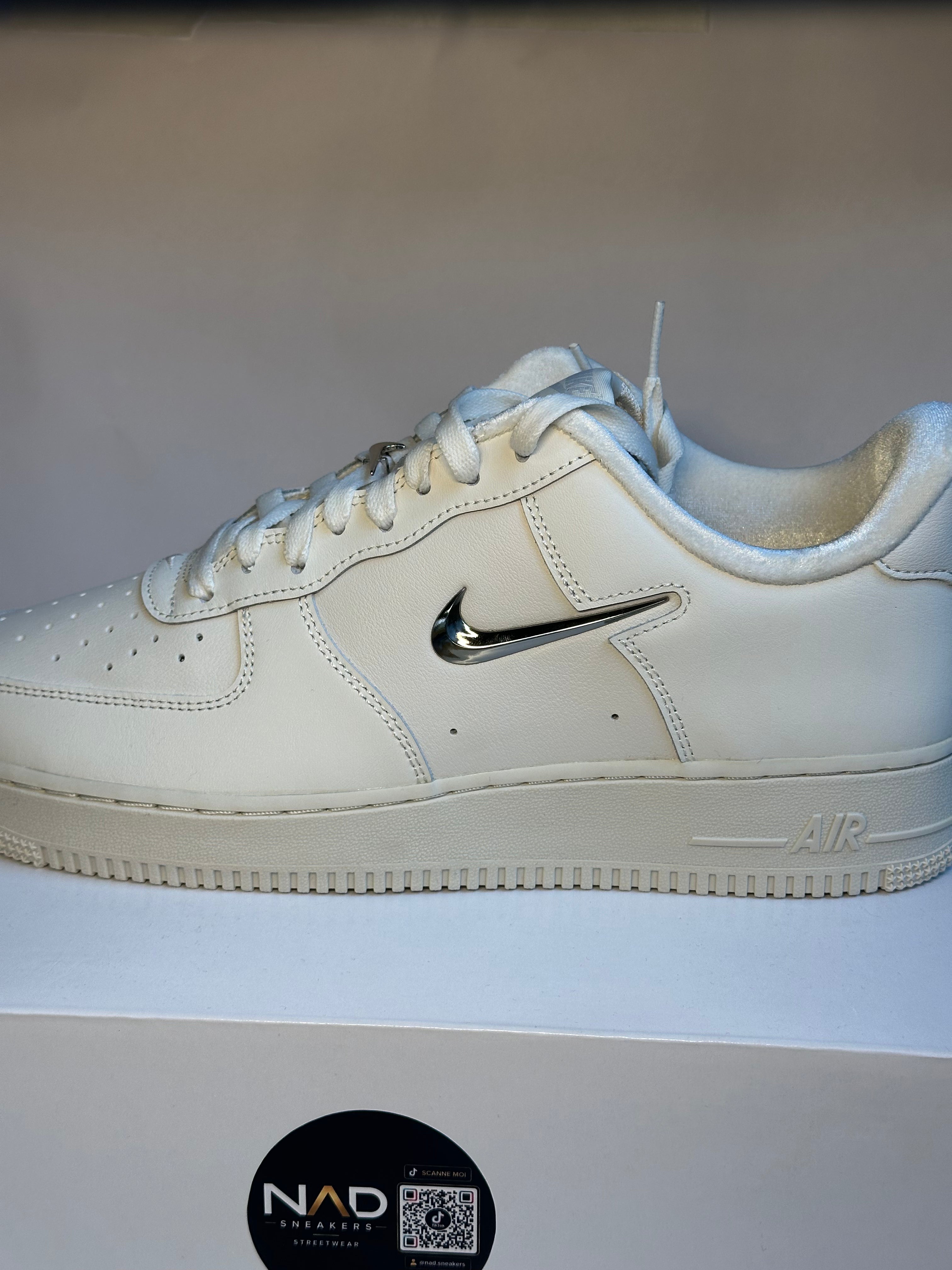 Nike Air Force 1 Low blanche à Swoosh chromé - autre côté