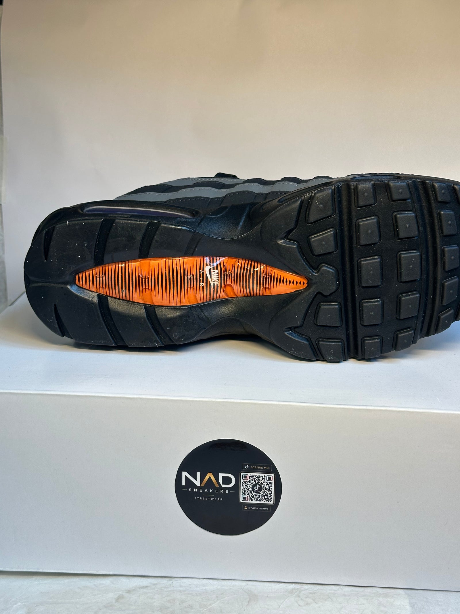Nike Air Max 95 noire, grise et orange - semelle