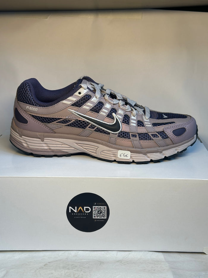 Nike P-6000 mauve et argentée - profil vers la droite