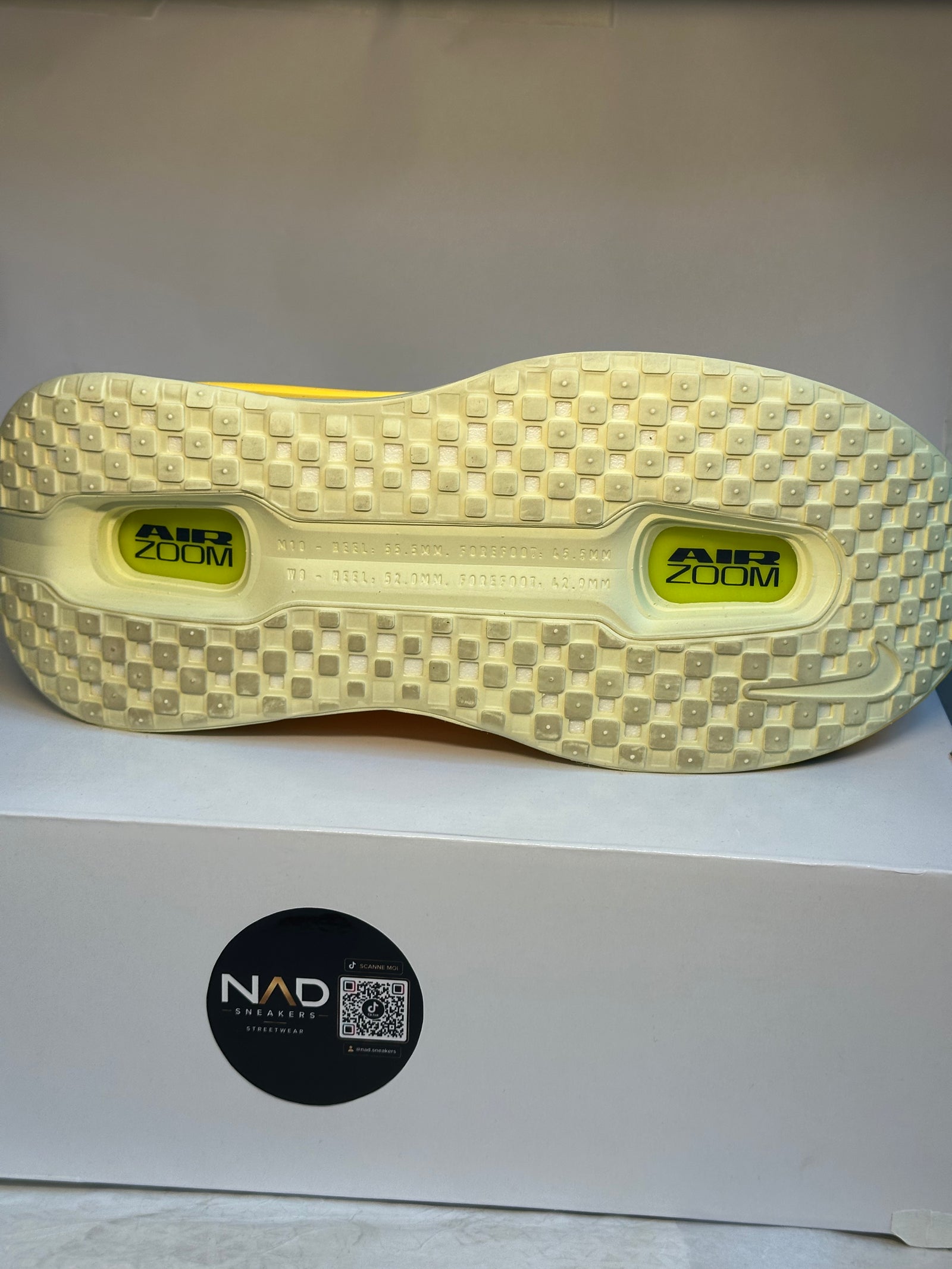 Nike Vomero Premium jaune et orange - semelle