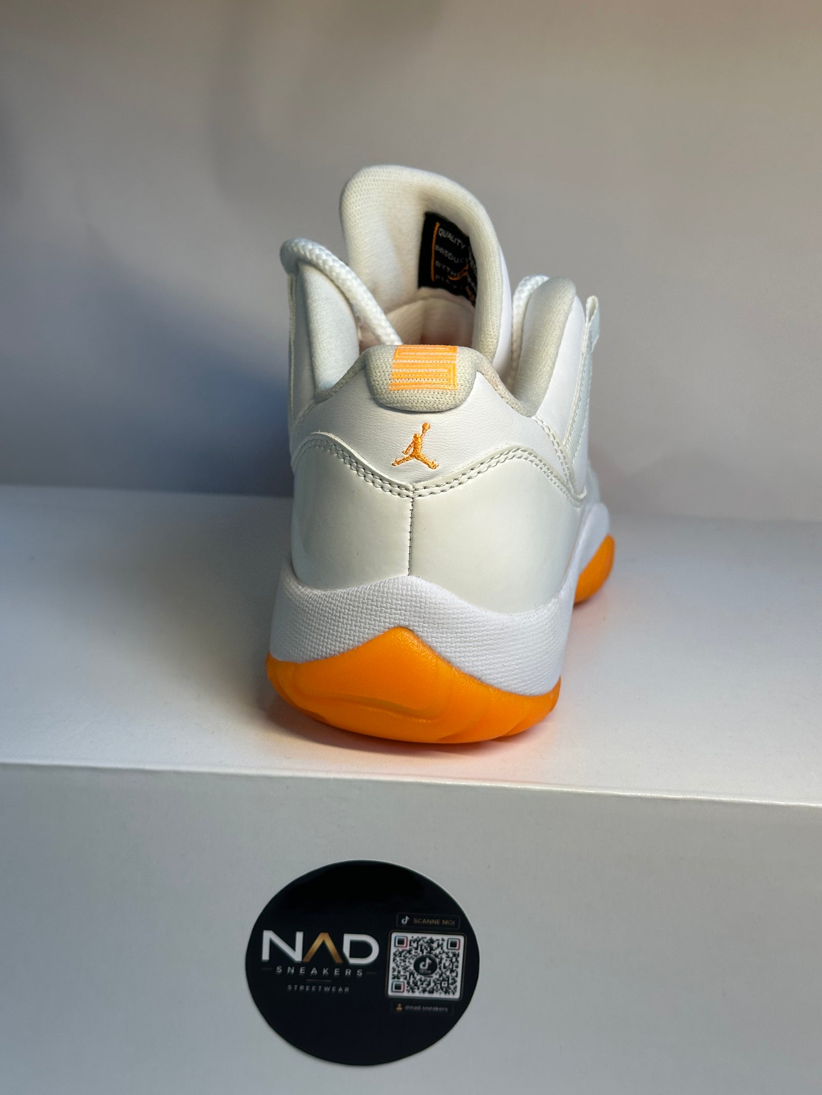 Air Jordan 11 Retro Low Bright Citrus - dos