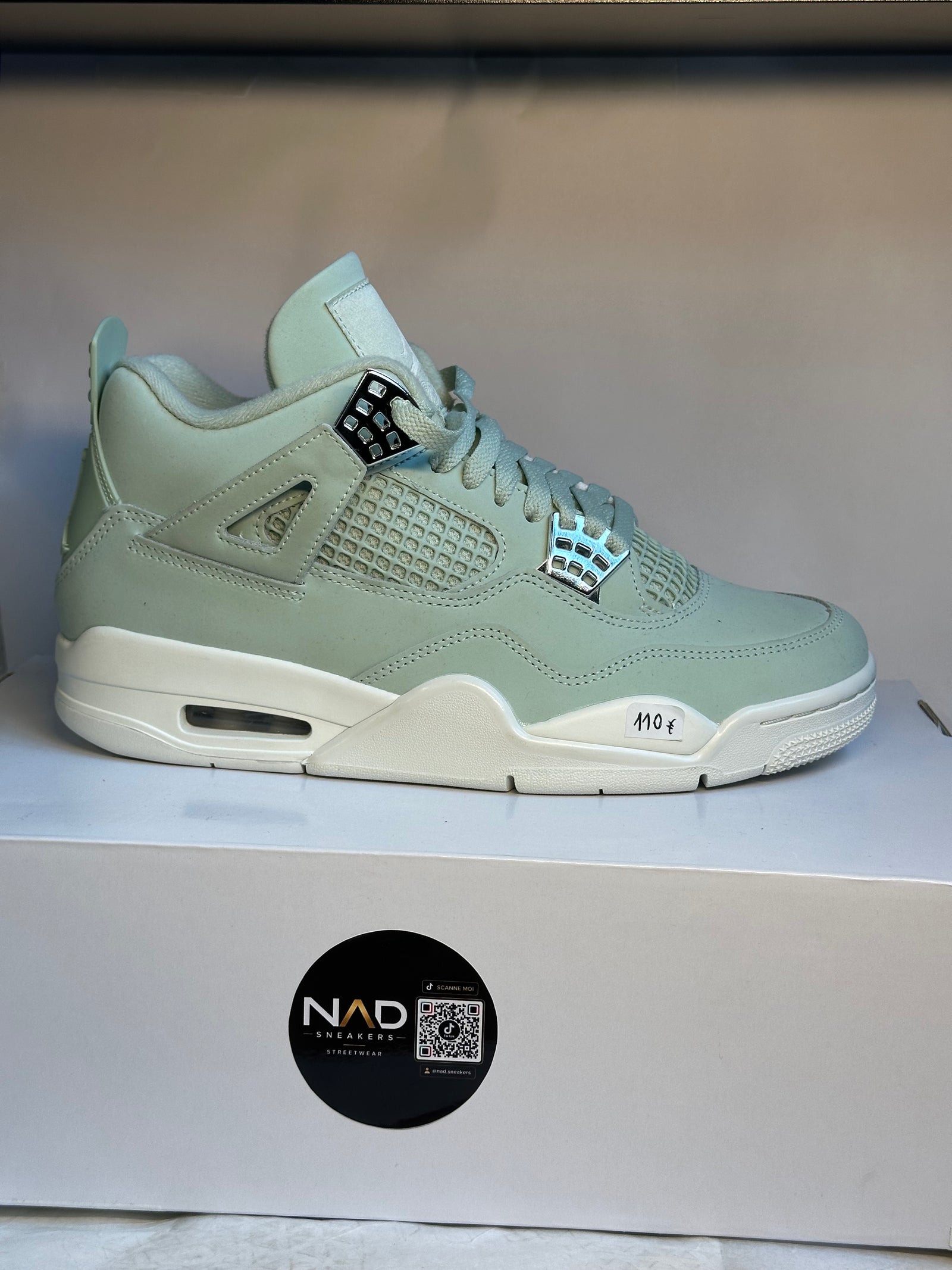 Air Jordan 4 Seafoam Sail - profil pointant vers la droite