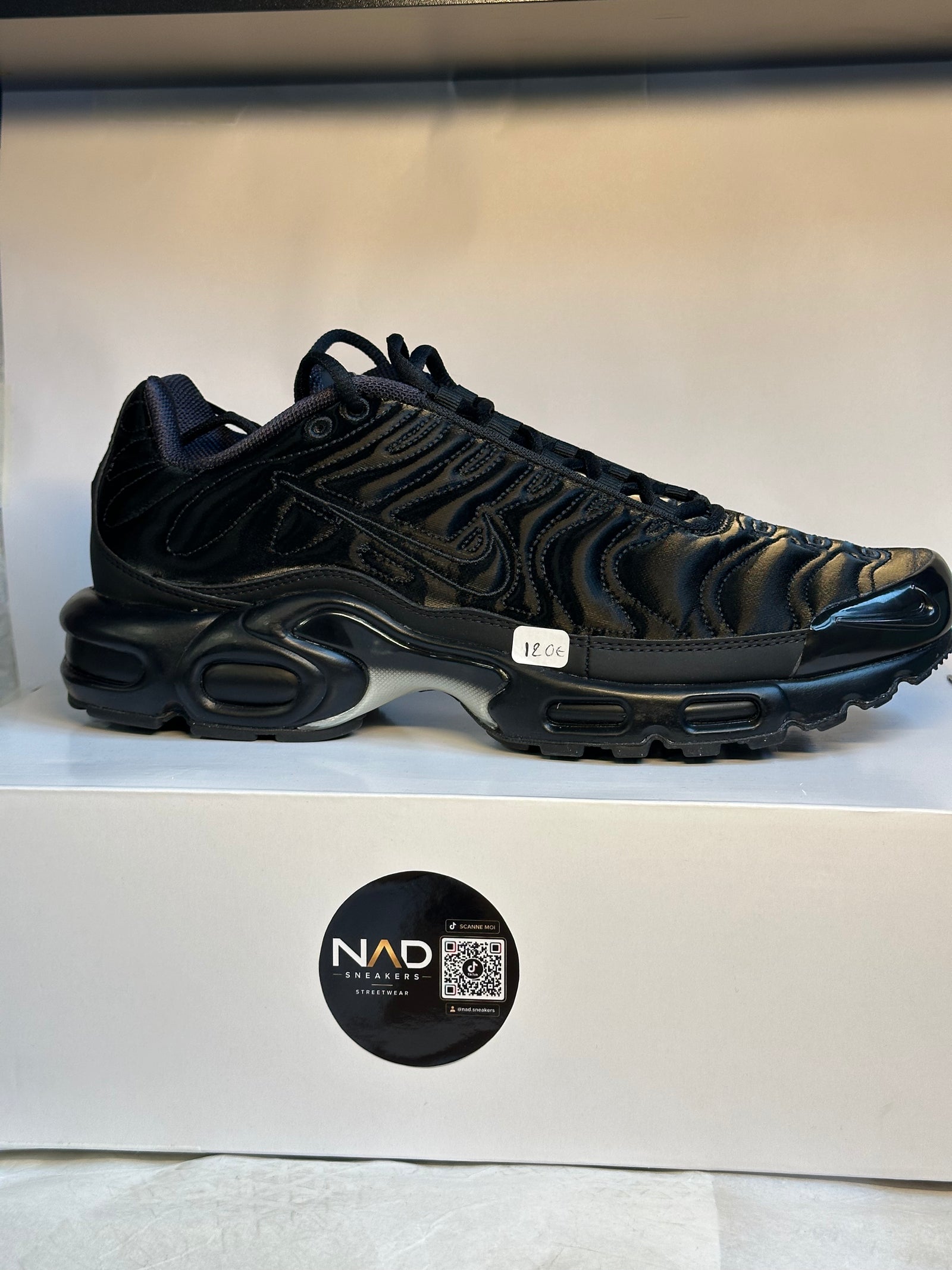 Nike Air Max Plus TN Black - profil pointant vers la droite