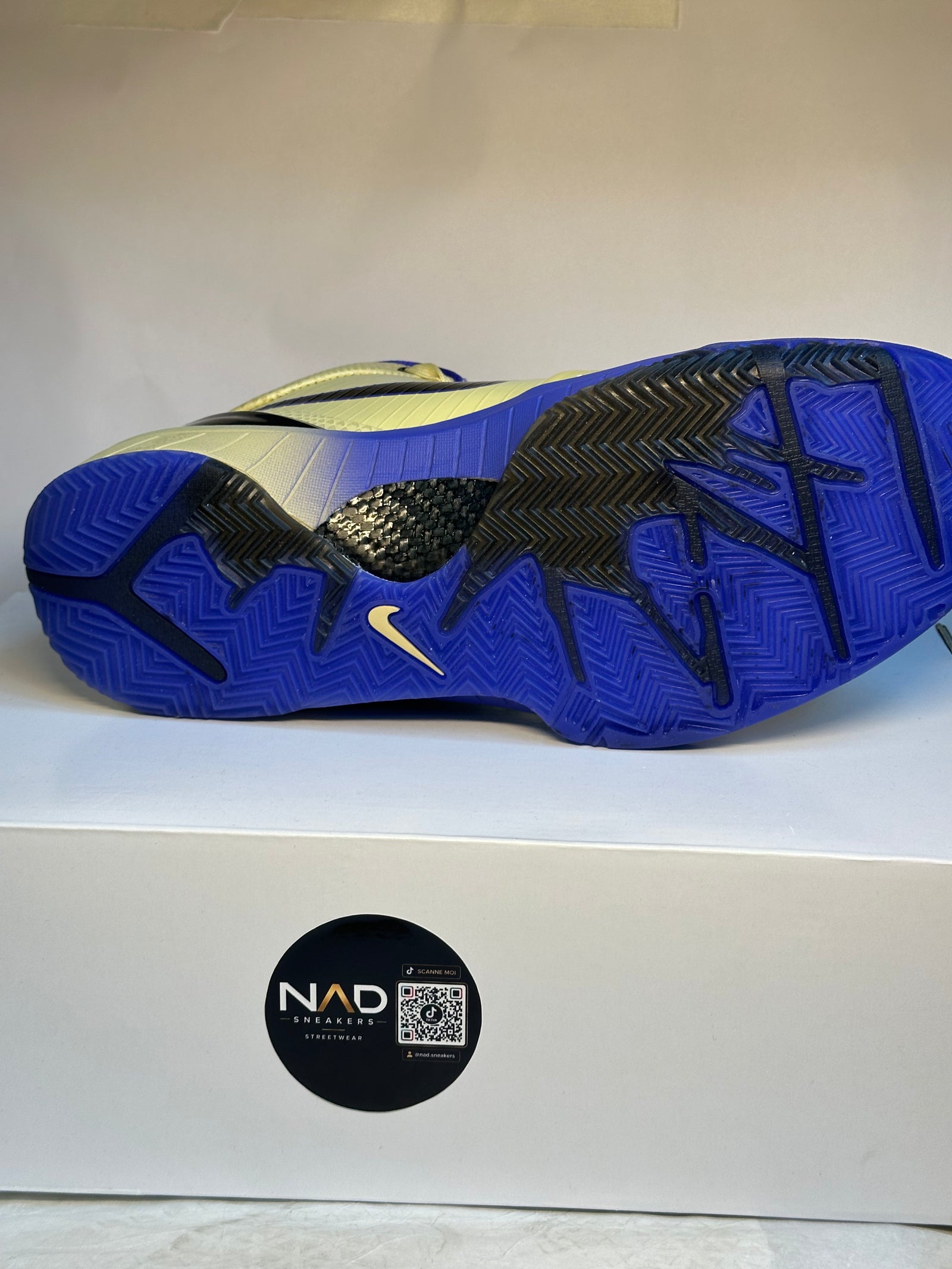 Nike Kobe 4 Protro jaune et bleue - semelle