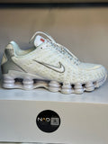 Nike Shox TL blanche et argentée - profil pointant vers la droite