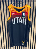 Nike Utah Jazz noir à dégradé rouge et orange - vue avant