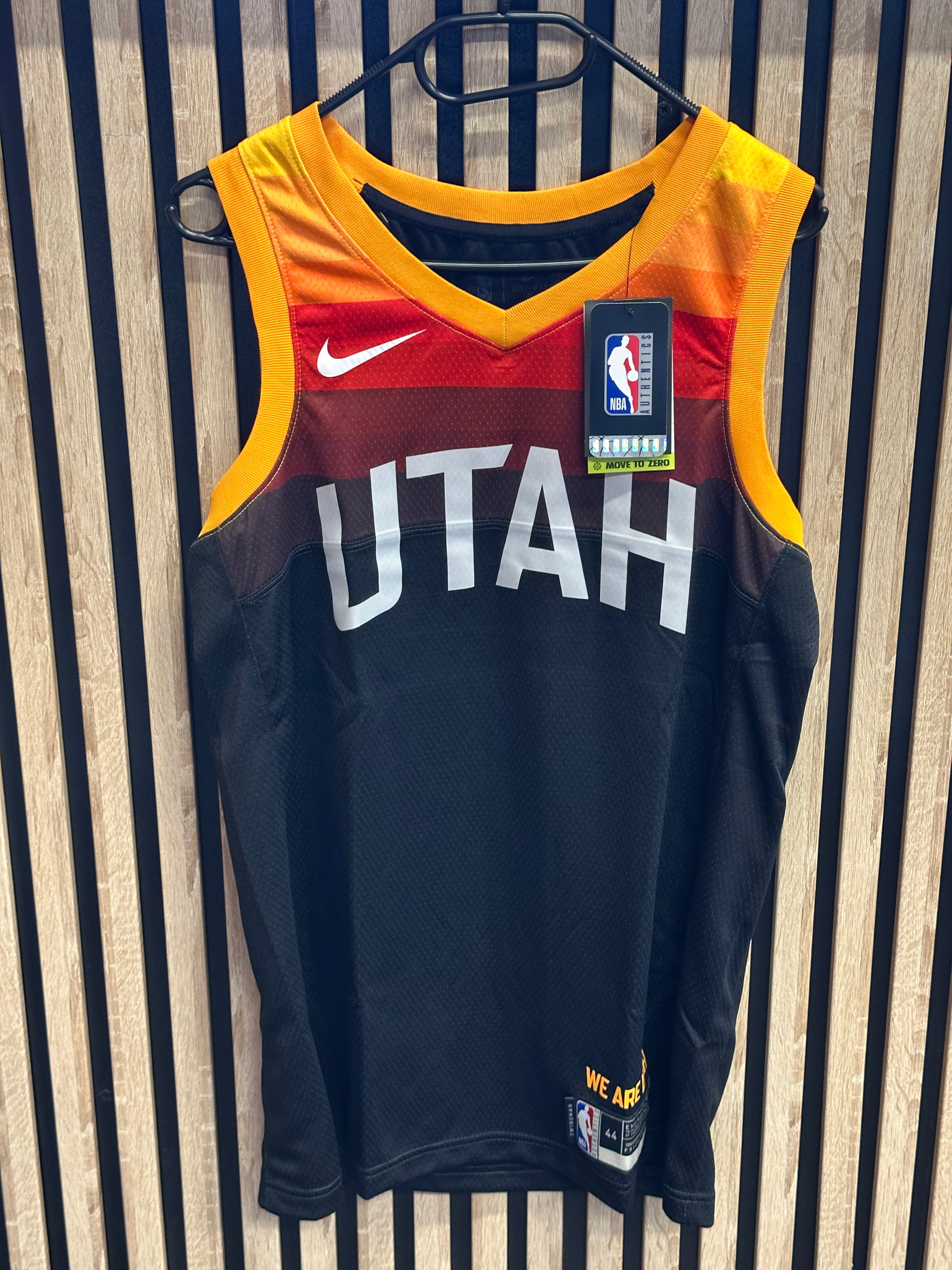 Nike Utah Jazz noir à dégradé rouge et orange - vue avant