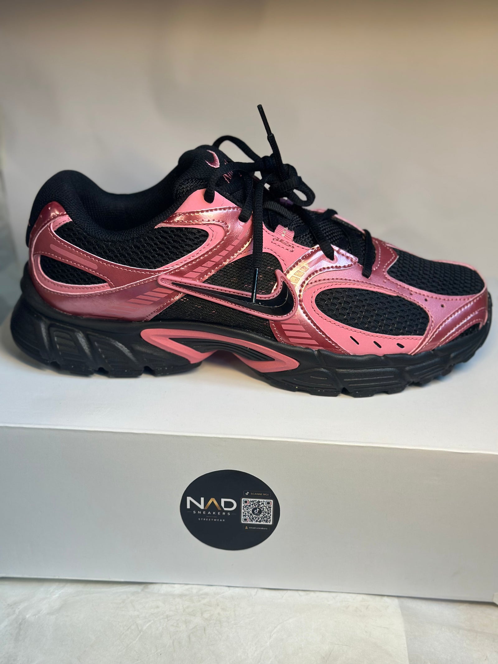 Nike RNR rose et noire - vue 1