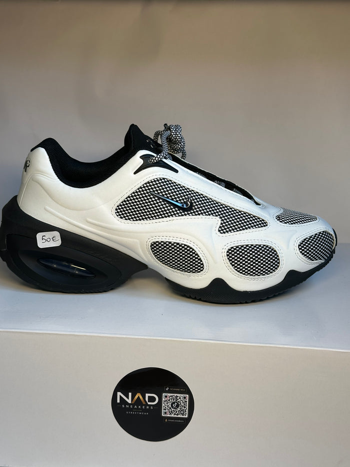 Nike Air Max Muse blanche et noire - profil pointant vers la droite
