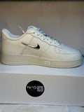Nike Air Force 1 Low blanche à Swoosh chromé - profil vers la droite