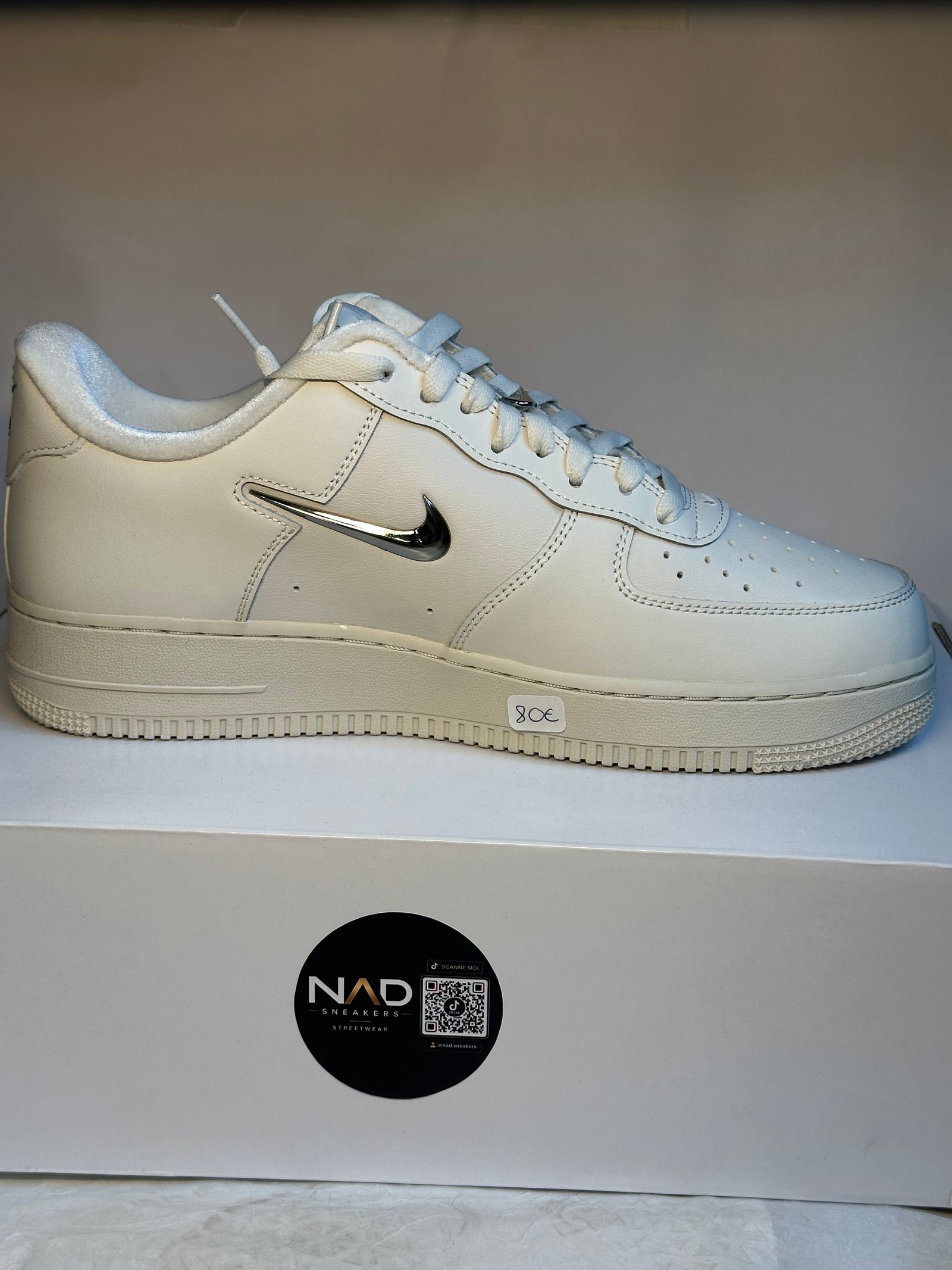 Nike Air Force 1 Low blanche à Swoosh chromé - profil vers la droite
