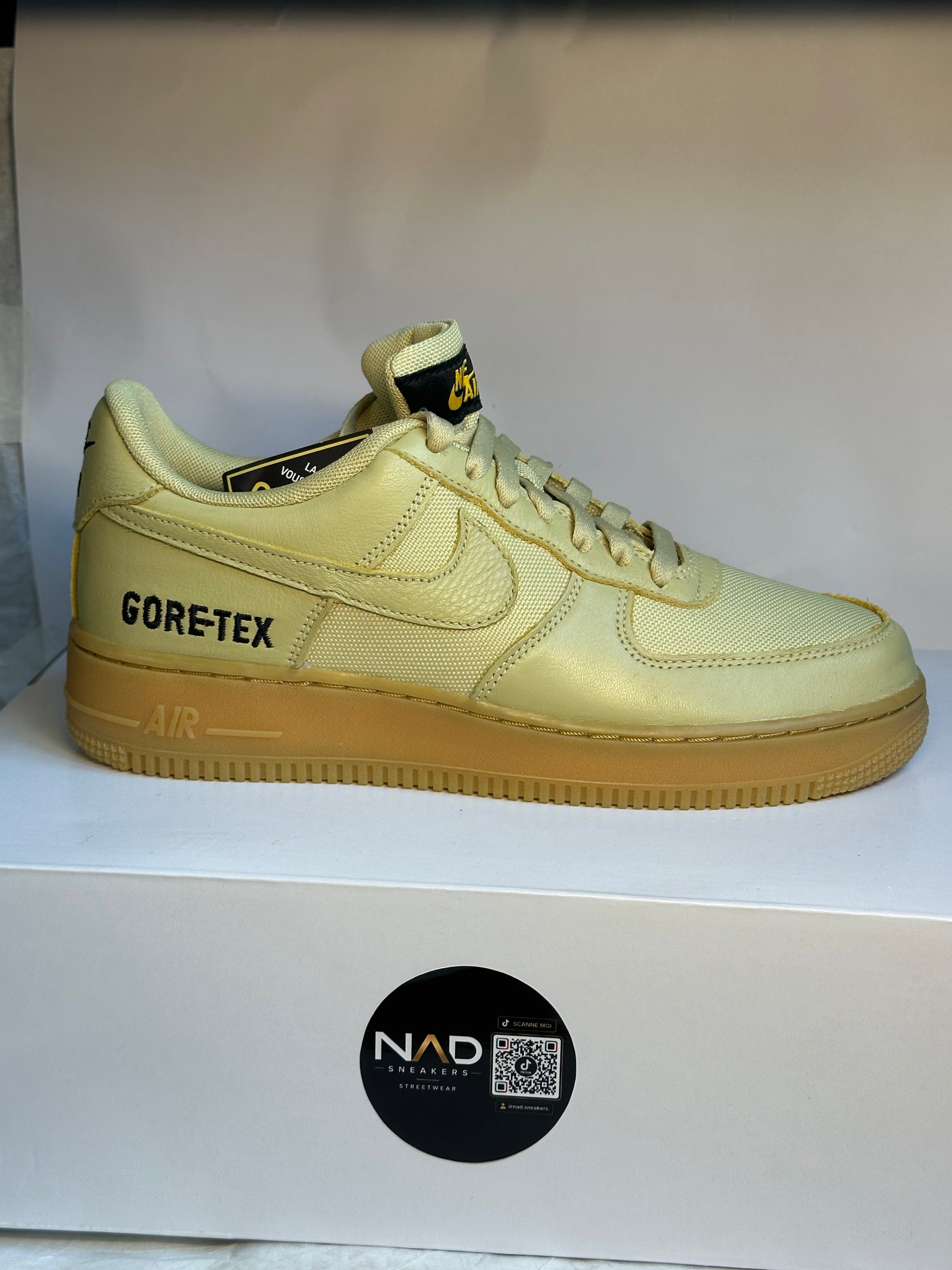 Nike Air Force 1 Low GORE-TEX beige - profil pointant vers la droite