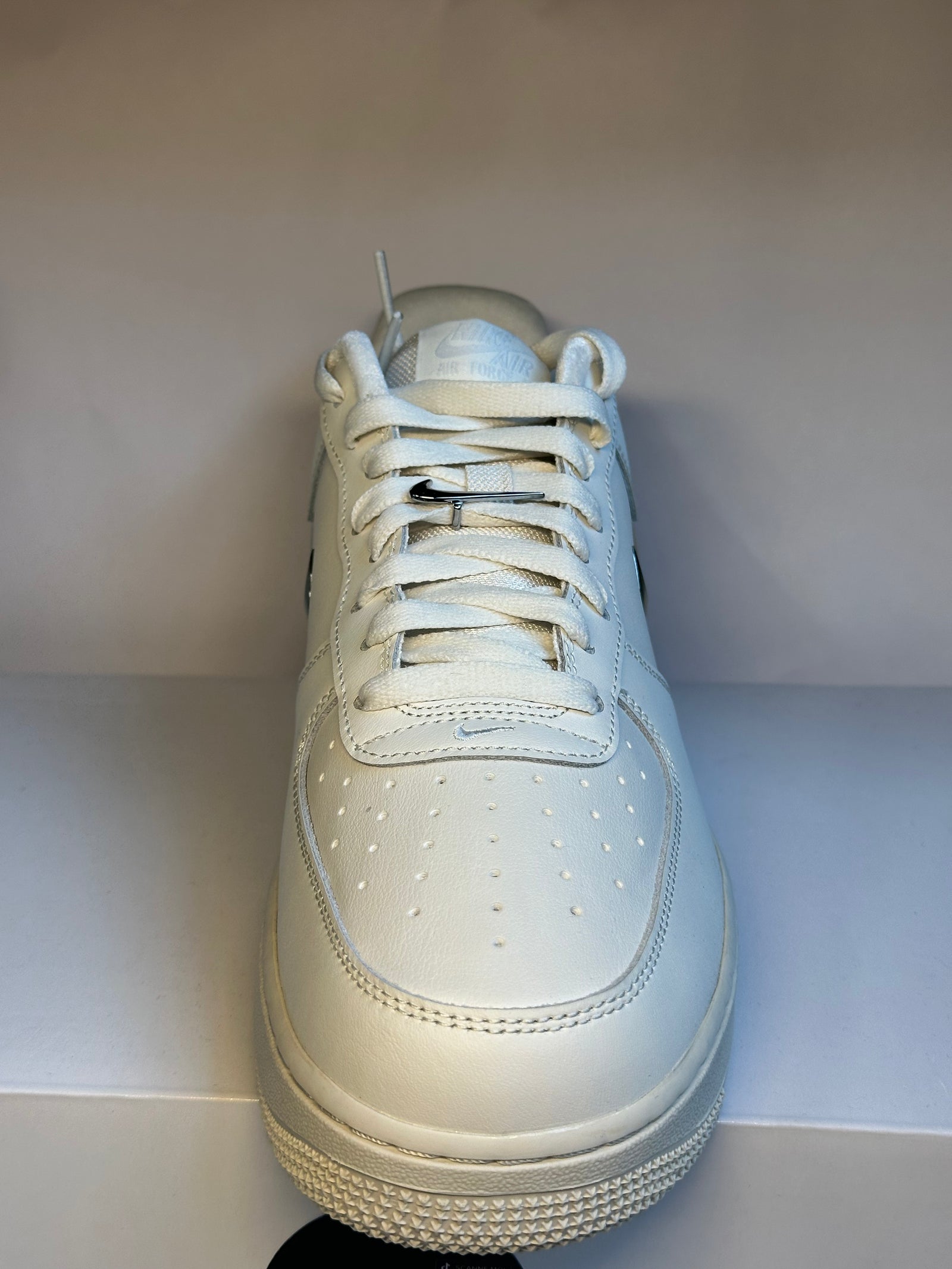 Nike Air Force 1 Low blanche à Swoosh chromé - face