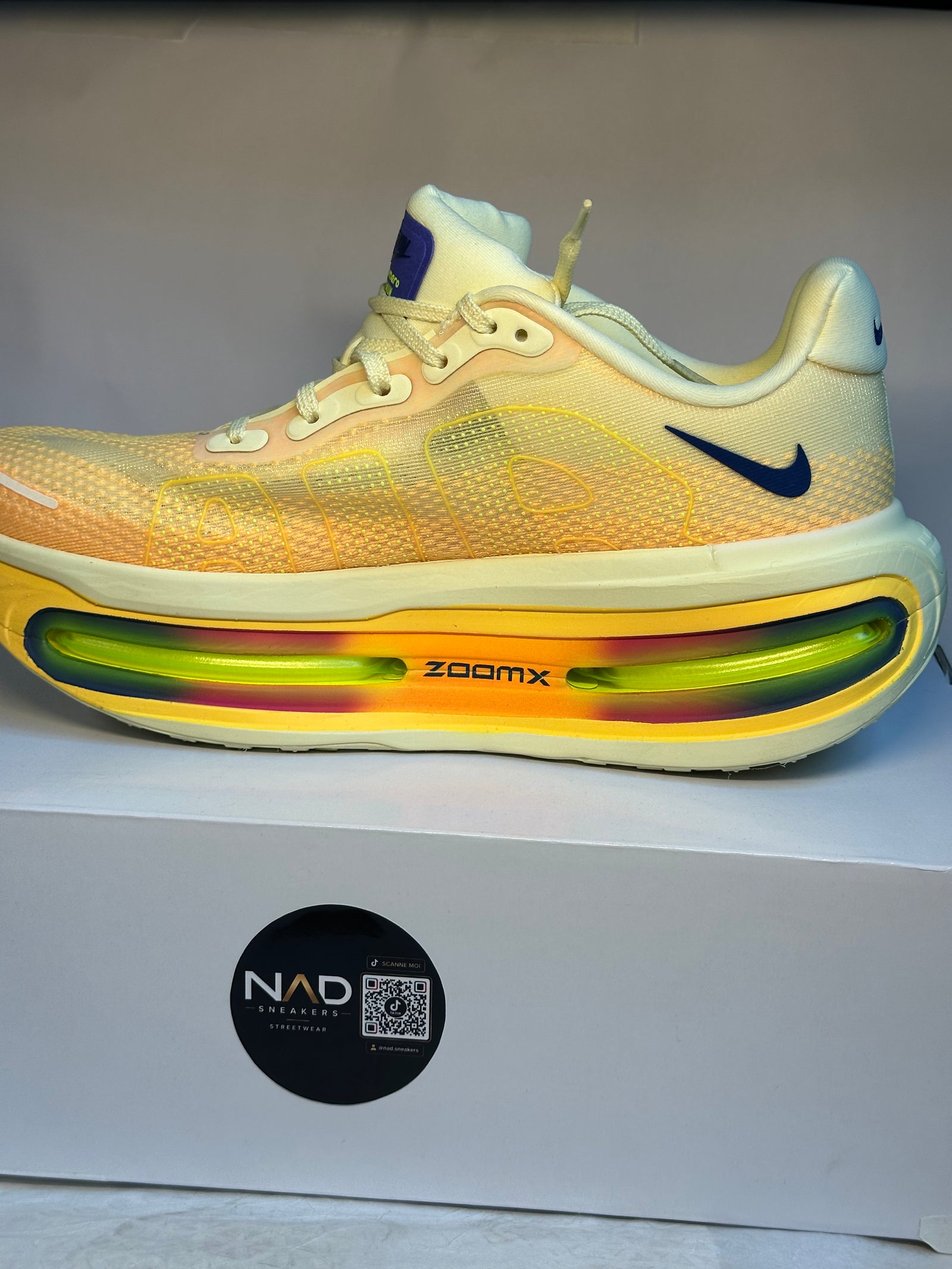 Nike Vomero Premium jaune et orange - autre côté
