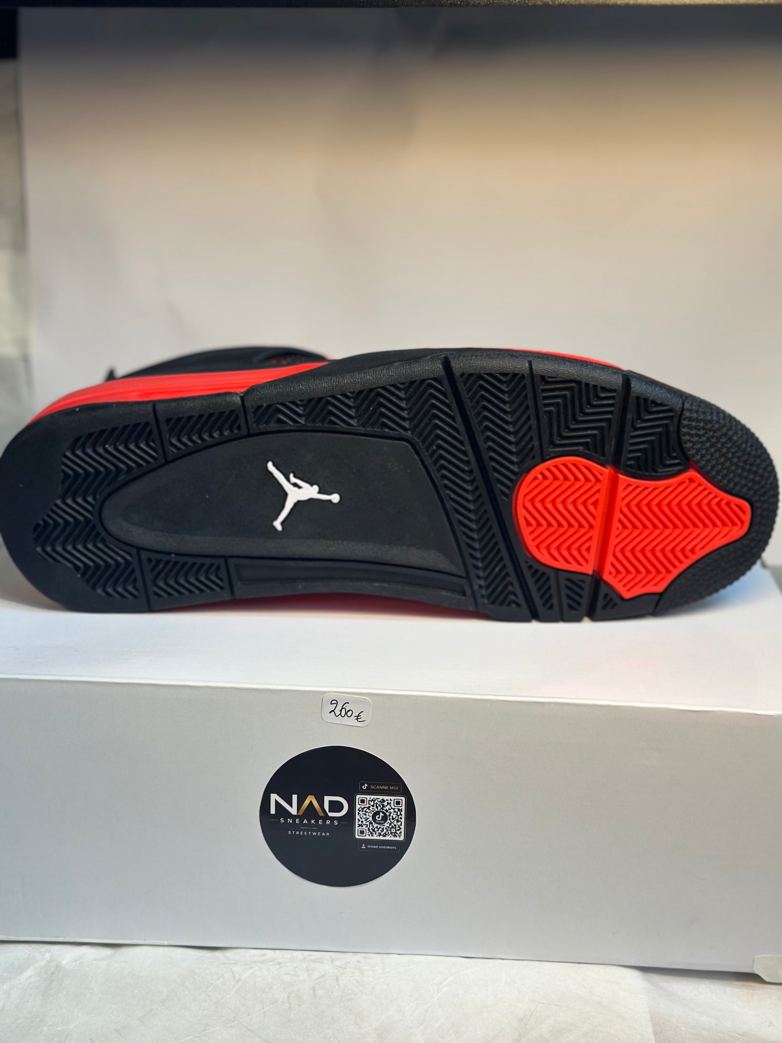 Air Jordan 4 noire et rouge - vue 5