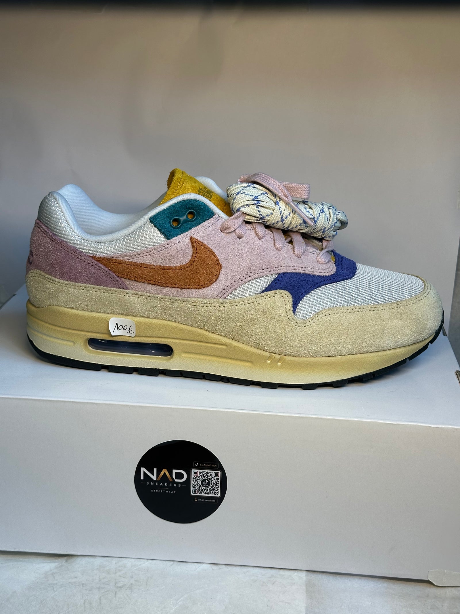 Nike Air Max 1 rose, crème et multicolore - profil pointant vers la droite