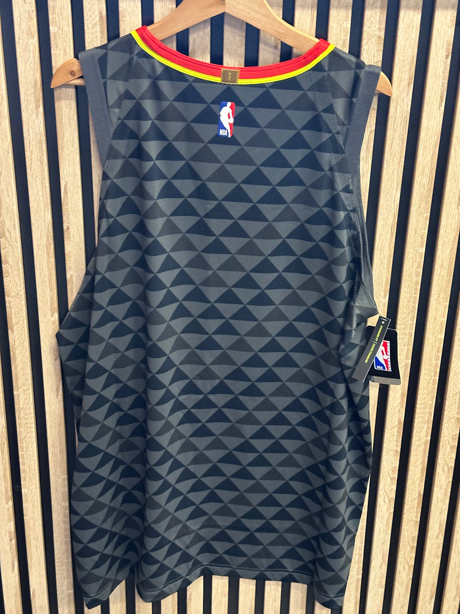 Nike Atlanta Hawks noir et gris à motifs géométriques - vue arrière